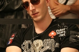 Main Event, den 3: Chvála postupuje s 290.000