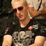 Main Event, den 3: Chvála postupuje s 290.000