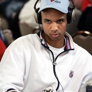 Main event, den 6: Ivey zatím třetí