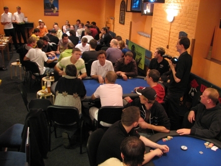 V Showdownech se propojí živý poker s onlinem na FacePokeru