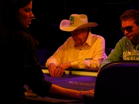 WSOP: Brunson musel ze zdravotních důvodů opustit turnaj předčasně