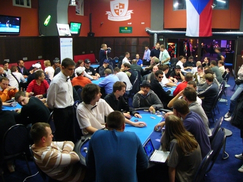 ČPF Main Event den 1B: Favorité pokračují