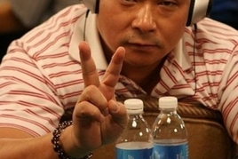 Johnny Chan mezi chipleadery v main eventu WSOP