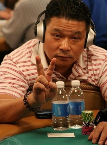 Johnny Chan mezi chipleadery v main eventu WSOP