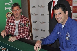 Totti skóruje už i za pokerovými stoly