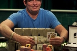 Prvním majitelem WSOP náramku pro rok 2011 je Sam Barnhart