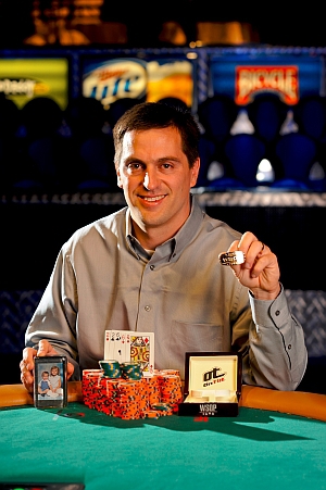 WSOP: Sextonovi v Seven Card Studu vyfoukl titul nováček Chris Viox