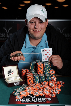 Kirk Caldwell vítězí v #32 Eventu letošního WSOP, 2 Češi ITM