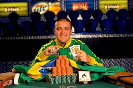 WSOP ve zkratce: Akkari má náramek, Moorman v heads-upu