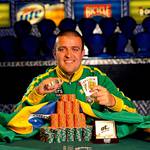 WSOP ve zkratce: Akkari má náramek, Moorman v heads-upu