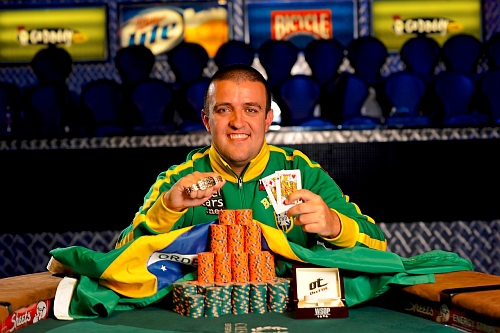 WSOP ve zkratce: Akkari má náramek, Moorman v heads-upu