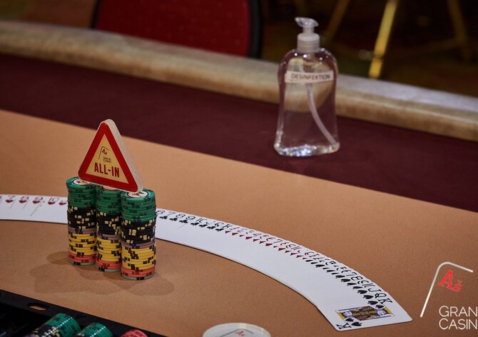 Aš Poker Giants: Z úvodního dne Main Eventu postoupilo 22 hráčů