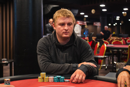 Filip Hanusek chipleaduje Main Event PFS po dni 1A