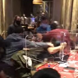 Dealer neunesl narážky a napadl hráče. Vyhodili ho