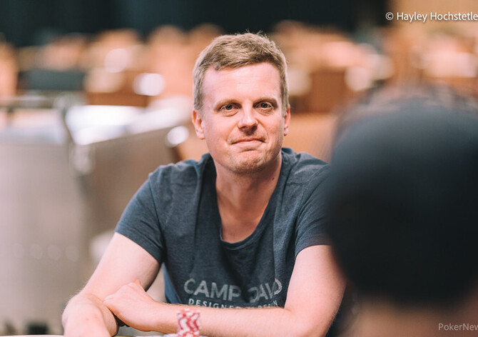 WSOP Main Event: Růžička busto, Hrabec, Nechanský a Plesův pokračují