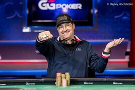 Na čtvrtý pokus! Hellmuth má 16. WSOP náramek!
