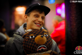 Banco Casino Masters: Andrej Desset chipleaderem dne 1B!