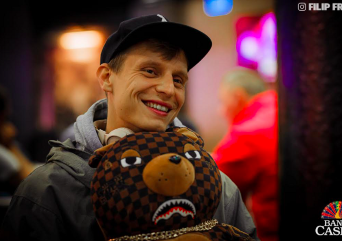Banco Casino Masters: Andrej Desset chipleaderem dne 1B!