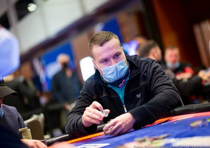 WSOPC: &quot;Malej Laďa&quot; cashnul 2K PLO, Kolečkář chipleaduje 3K NLH!