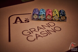 Aš - Víkendovou klasiku v Grand Casinu okořenil 9-way deal