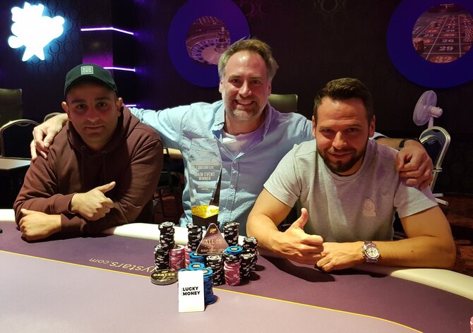 Trofej z Prague Poker Masters ulovil po 4-way dealu Flary!