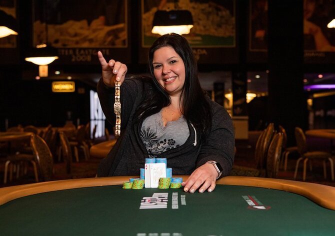 WSOP: První náramek bere žena! Kopp opanovala zaměstnanecký event!