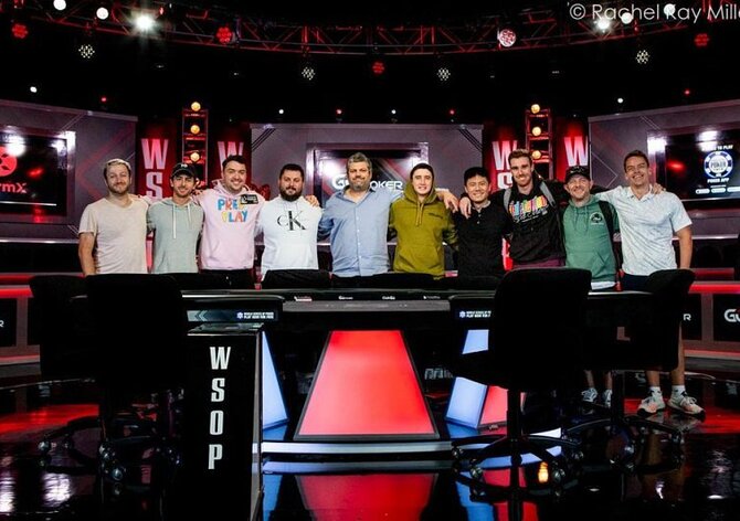 WSOP: V Main Eventu zbývá posledních deset hráčů