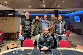 Aš: AK suited v dealu Main Eventu Poker Giants