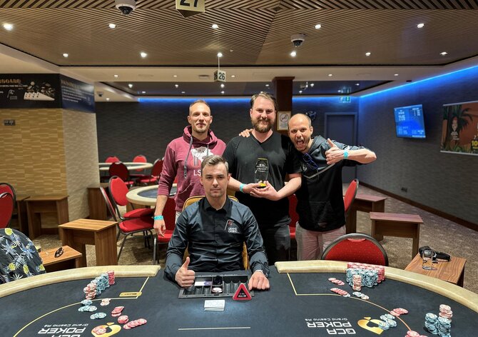Angry Dice Aš: Main Event ve třech hráčích dealnuli Němci