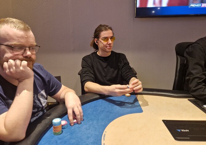 WSOPC: Ráma Préma skoro milionář po dni 1B Mini Main Eventu