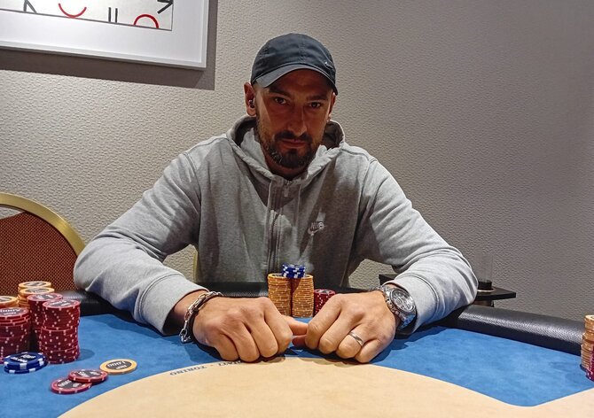 Hiton: Jan Říha bere bonus v druhém flightu King's Prague Poker Cupu