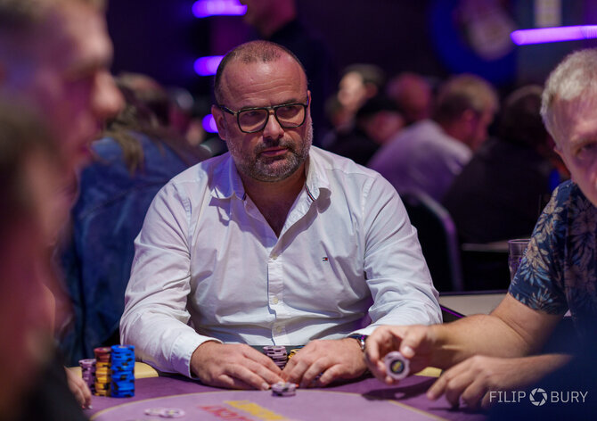 WSOP Main Event: Osmkrát busto. Černý český den 2ABC. Záškodný a Nakládal pokračují