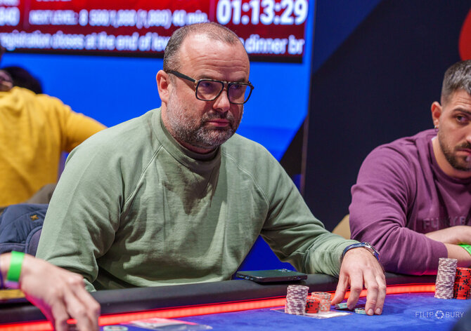 WSOPC Main Event: Záškodný s Kolaříkem ve třetím hracím dni