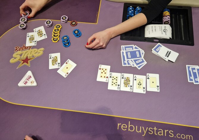 Rebuy Stars Plzeň: V dopláceném sobotním půlmilionu proběhl deal v osmi