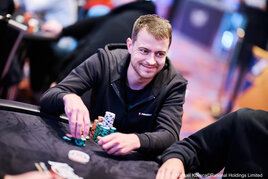 Eureka Main Event €1M GTD: Röhlich chipleaderem finále, ve hře i Kocáb
