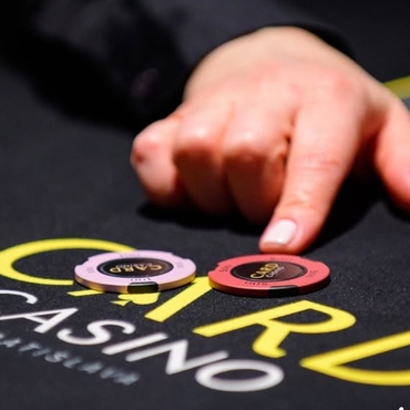 Card SK VPT: Dva CZ postupy v Main Eventu, David Táborský ITM v High Rolleru