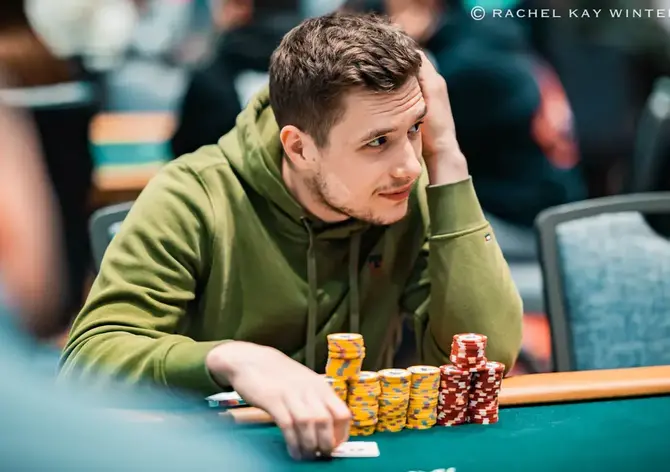 WSOP Las Vegas 2025: Roman Hrabec postoupil v $2.500 Freezeoutu, Shaun Deep jde do čela POY