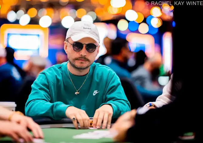 WSOP: Michael Sklenička uspěl ve dni 1C Main Eventu, Hrabec byl vyřazen v $2,5K freezeoutu 