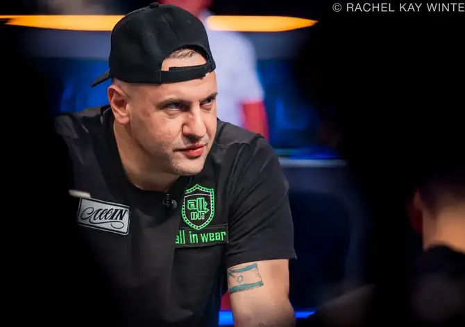 WSOP Main Event: Michael "The Grinder" Mizrachi je masivním chipleaderem v poslední čtyřce