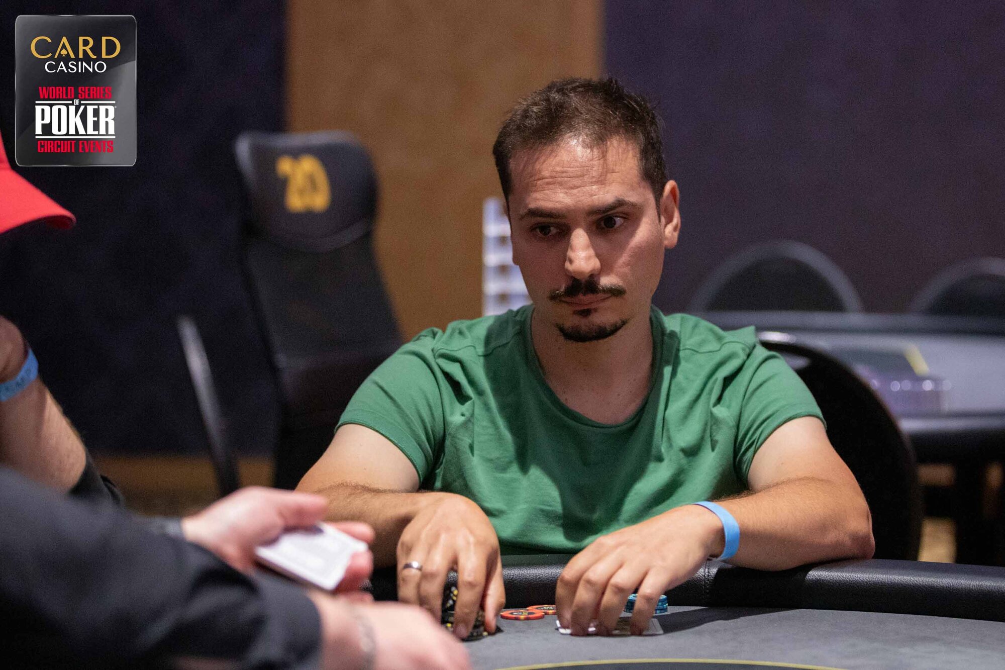 Larabi_card_blava (2) Larabi_card_blava (2)