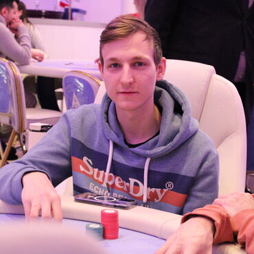 King's CPM: David Říha chipleaderem finále Main Eventu, Petr Vyhnal v dealu Highrolleru