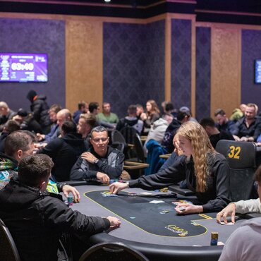 Card SK: Zahajovací flight Royal €250K GTD vyřešilo 12 hráčů