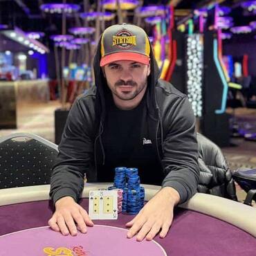 Rebuy Stars Kladno: Dvojitá dávka turnajů v Oaze skončila vítězstvím Jana Bogáše a Jana Hvězdy