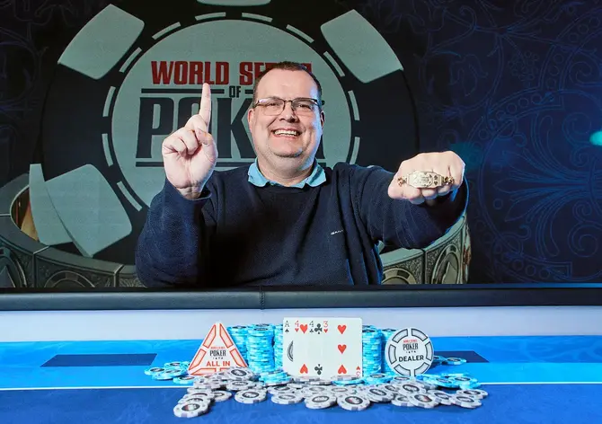 WSOPE: První pražský náramek navlékl na ruku Big Frankie!