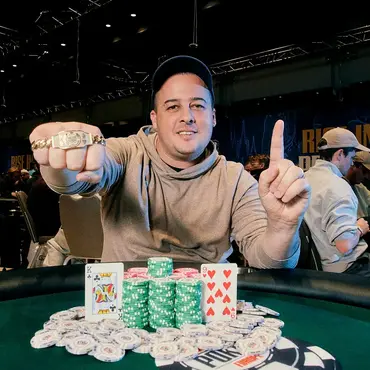 WSOPE: Náramek do USA, Main Event odstartoval či Kabrhel ve finále PLOSSUSu