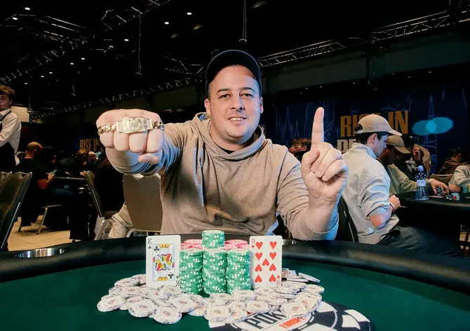 WSOPE: Náramek do USA, Main Event odstartoval či Kabrhel ve finále PLOSSUSu