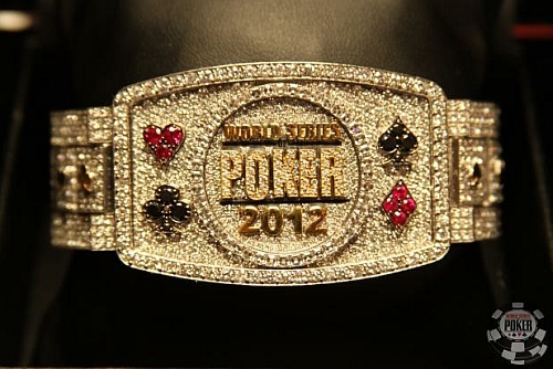 WSOP PicBlog #1: Hellmuth slowrolluje Nguyena, Badeckerovi pomáhají Želvy Ninja