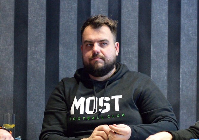 King's EPF: Z druhého flightu EPF Mystery Bounty €100K GTD postoupil na shortstacku Milan Manojlovič
