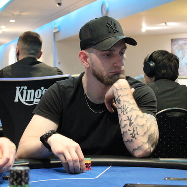ČPT květen (Hilton) 1M GTD - den 1B - 11 postupů s Adamem Poulíčkem v čele