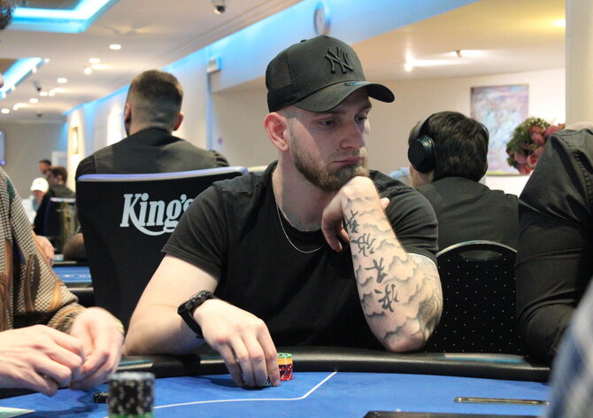 ČPT květen (Hilton) 1M GTD - den 1B - 11 postupů s Adamem Poulíčkem v čele